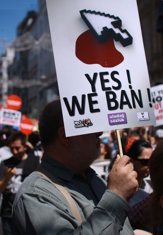 Протест против запрета интернета в Турции