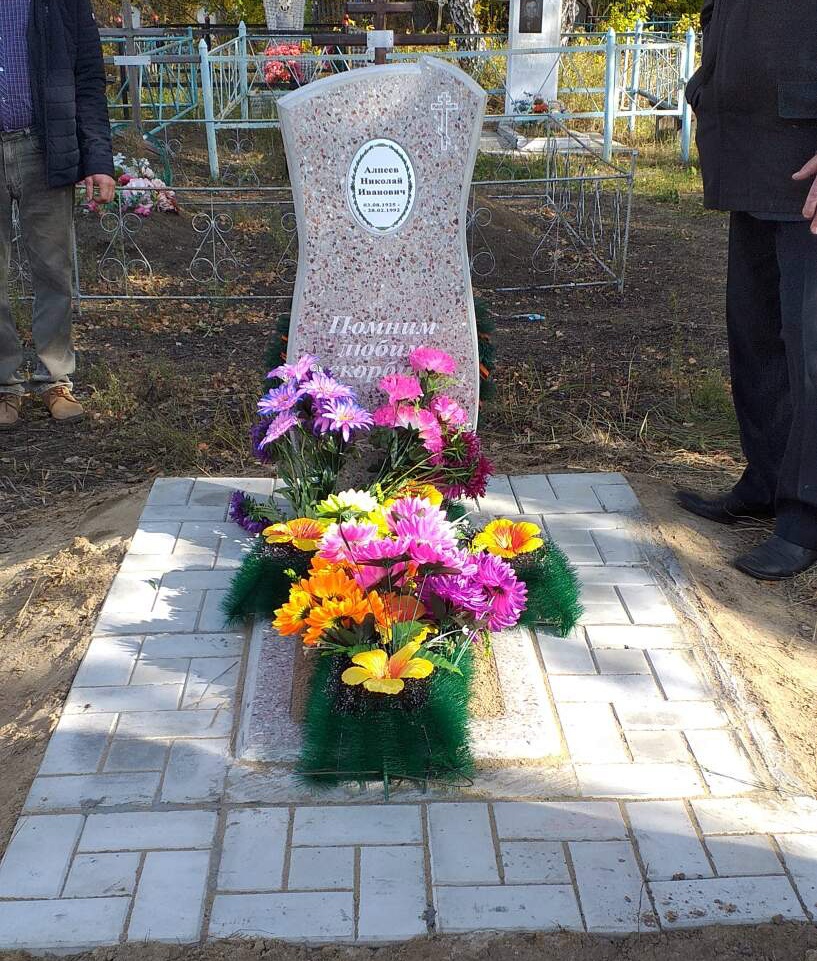 Жители курганского села отреставрировали заброшенную могилу ветерана