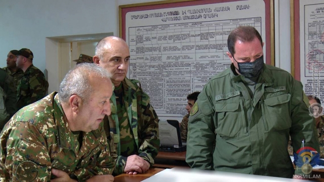 Президент Арцаха Араик Арутюнян и министр обороны Армении Давид Тоноян в Центре боевого управления армией