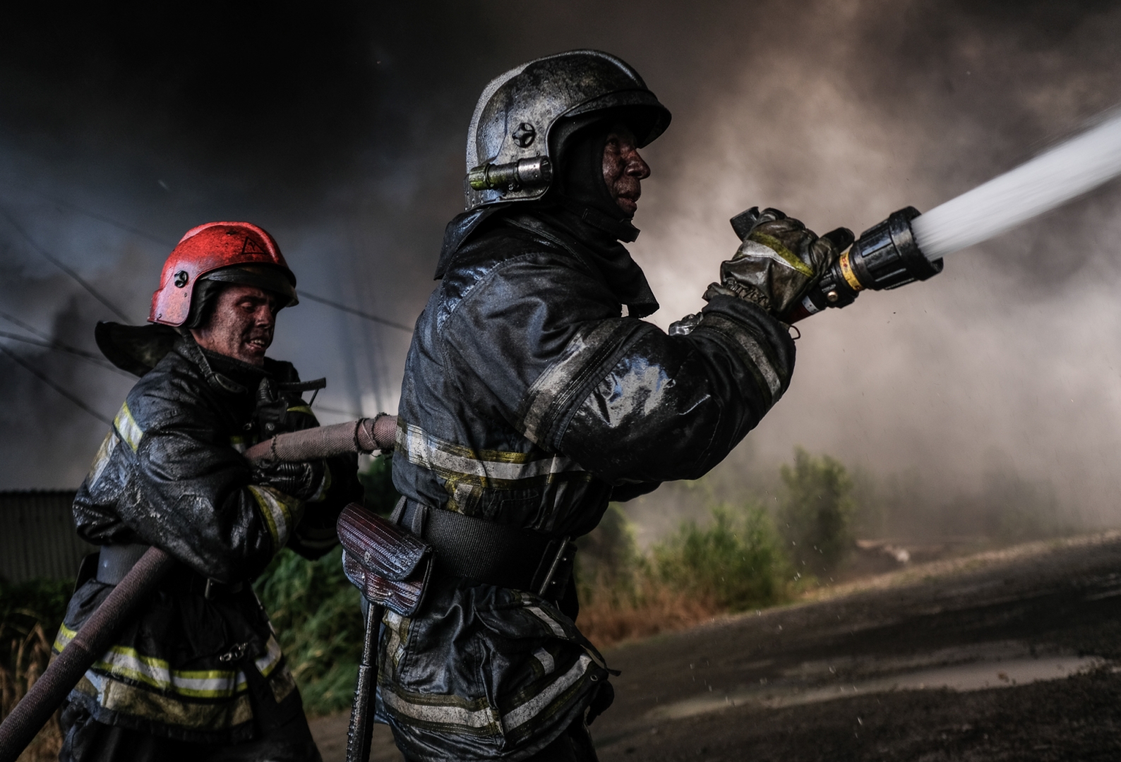 Фото пожарные спасают людей