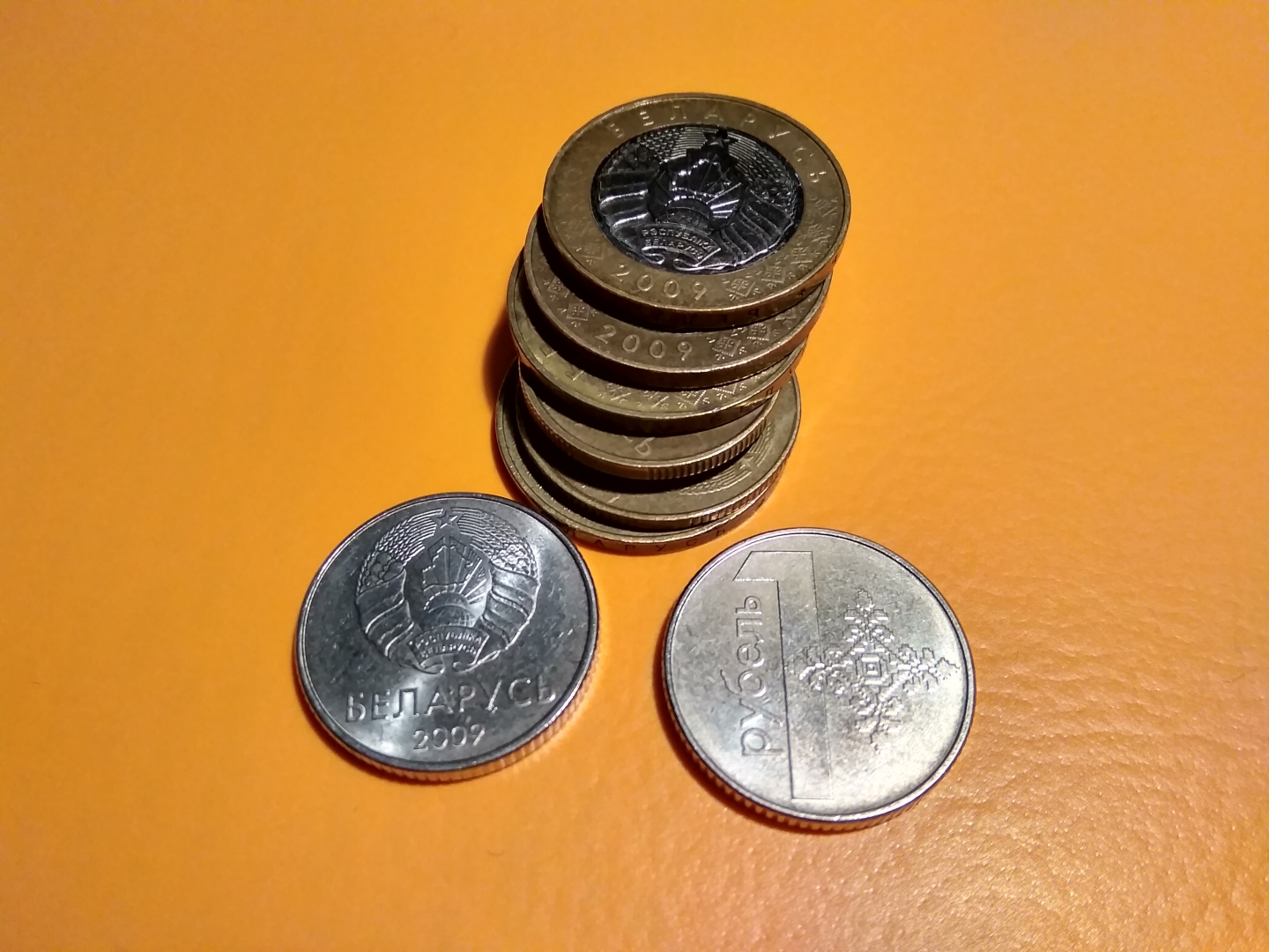 Деньги на столе. Рубли. Много рублей. Деньги 5000 рублей. Обменять белорусский рубль.