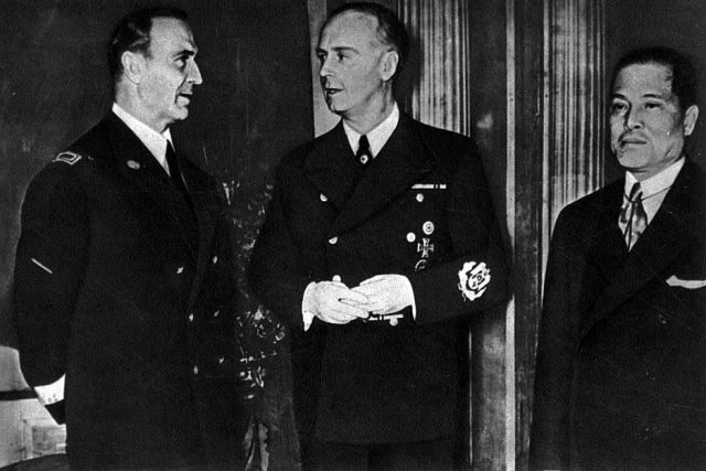 Во время переговоров о заключении тройственного пакта Италии, Германии, Японии. Слева направо Альфери, Риббентроп, Осима, Берлин. 1938