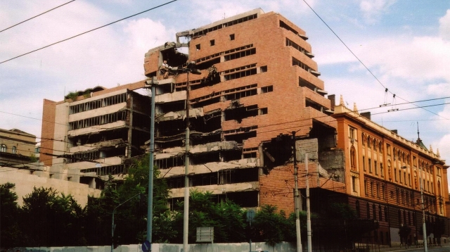 Здание Генштаба в центре Белграда, разбомбленное во время агрессии НАТО против Югославии в 1999 году