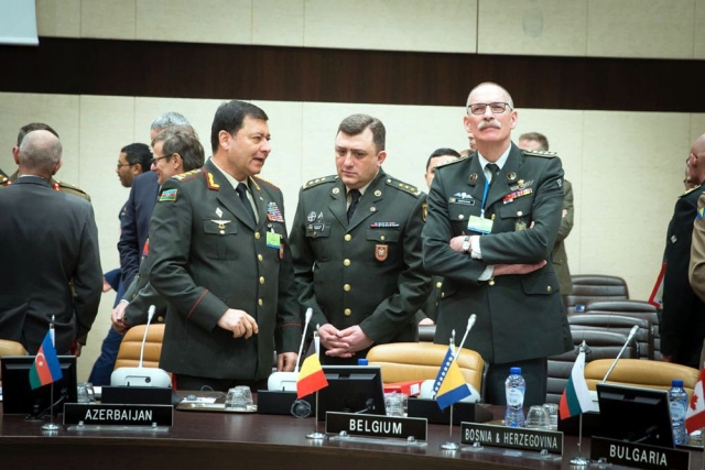 Начальник Генерального штаба Вооруженных сил Азербайджана Нежметтин Садыков(слева) на заседании НАТО 