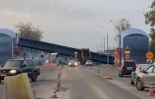 На трассу М-10 упал пешеходный мост