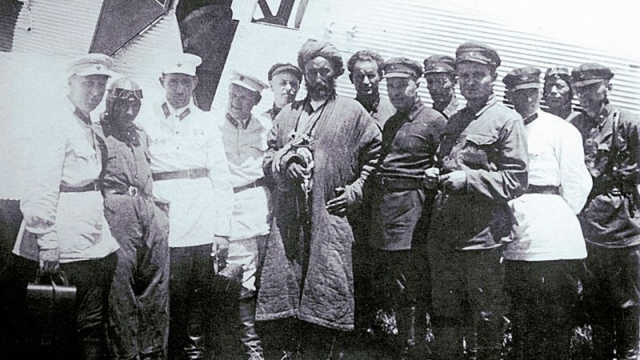Июнь 1931 года, кишлак Ляур. Плененный Ибрагим-бек в окружении чекистов специальной оперативной группы