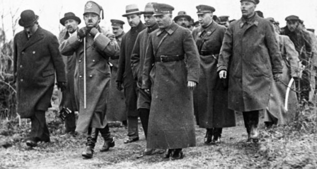 Король Афганстана Аманулла-хан и народный комиссар по военным и морским делам СССР, председатель РВС Климент Ворошилов. 1928