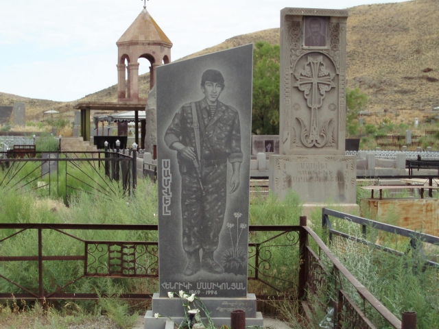 Памятник погибшему солдату. 1990-е