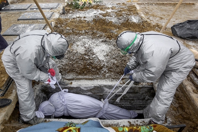 Захоронение умерших от коронавируса в Иране 