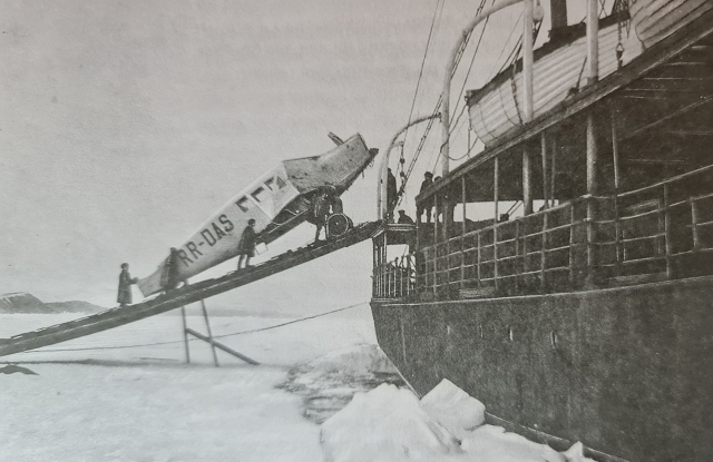 Спуск самолета М. С. Бабушкина с ледокольного парохода «Малыгин»