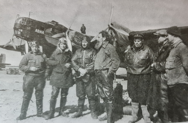 Участники воздушной экспедиции на Северный полюс. Слева направо: И. Спирин, М. Шевелев, М. Бабушкин, О. Шмидт, М. Водопьянов, А. Алексеев, В. Молоков. 1937 год