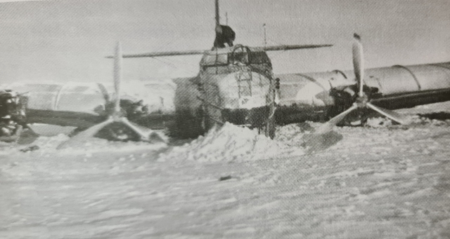 Потерпевший аварию самолет М. С. Бабушкина АНТ-6А Н-211. Летчик во время аварии сломал обе ноги. 1938 г