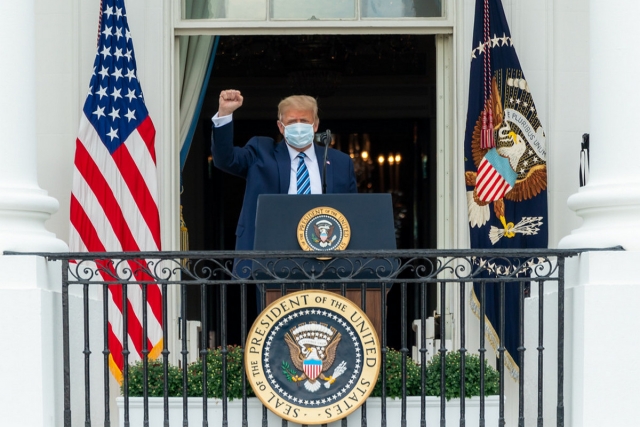 Дональд Трамп в медицинской маске