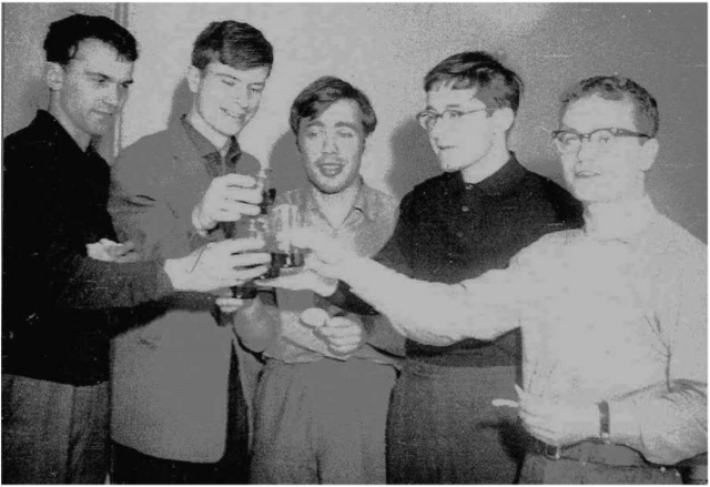 Рис. 4. Участники эксперимента по регистрации нейтронов из лазерной плазмы, слева-направо: Ю. Матвеец, С. Захаров, С. Чекалин, Ю. Сенатский, А. Федосимов ( апрель 1968 г.)