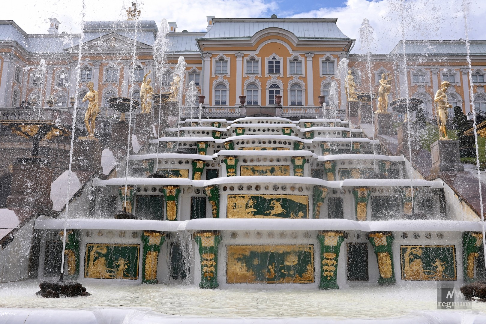 В Петергофе отключили фонтаны, вход в парки стал бесплатным