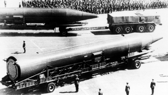 Баллистическая ракета средней дальности Р-14 на параде на Красной площади. Москва. 1977 год