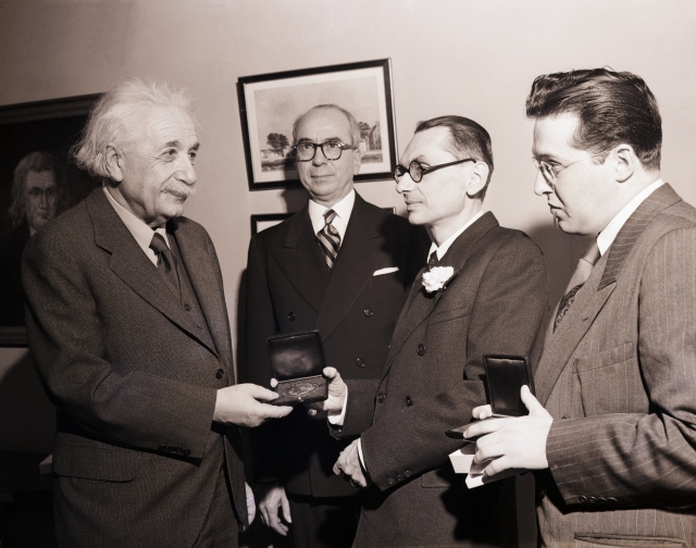 Альберт Эйнштейн вручает медали премии Эйнштейна Курту Гёделю и будущему нобелевскому лауреату Джулиану Швингеру, 1951
