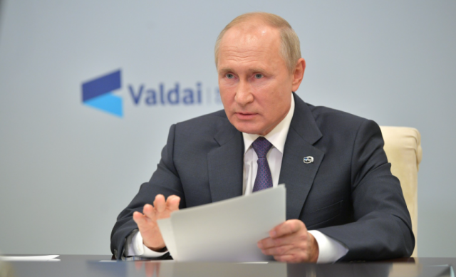 Владимир Путин в ходе пленарной сессии XVII ежегодного заседания Международного дискуссионного клуба «Валдай» (в режиме видеоконференции)