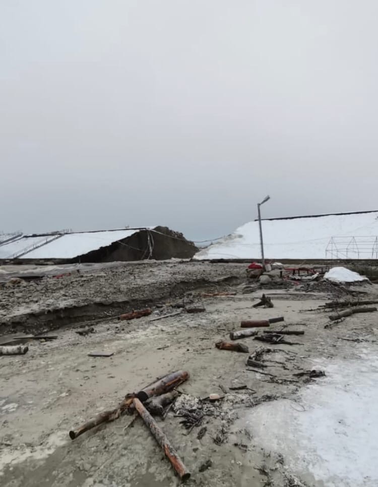 После прорыва дамбы Белопорожской ГЭС в Карелии в реку Кемь попало масло