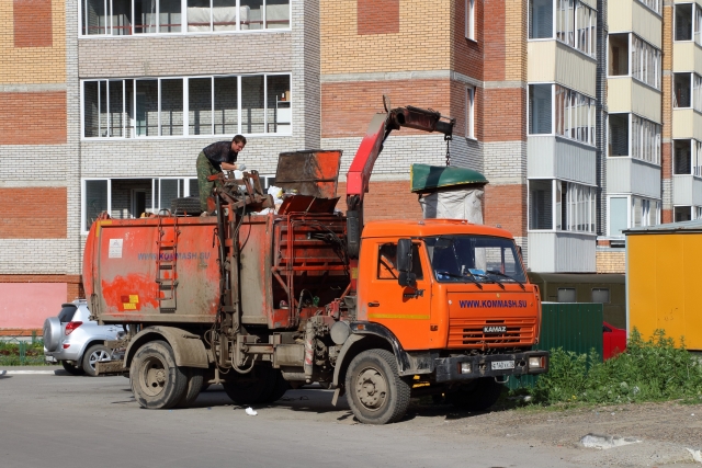 Жителя Оренбуржья погрузили в мусоровоз вместе с мусором