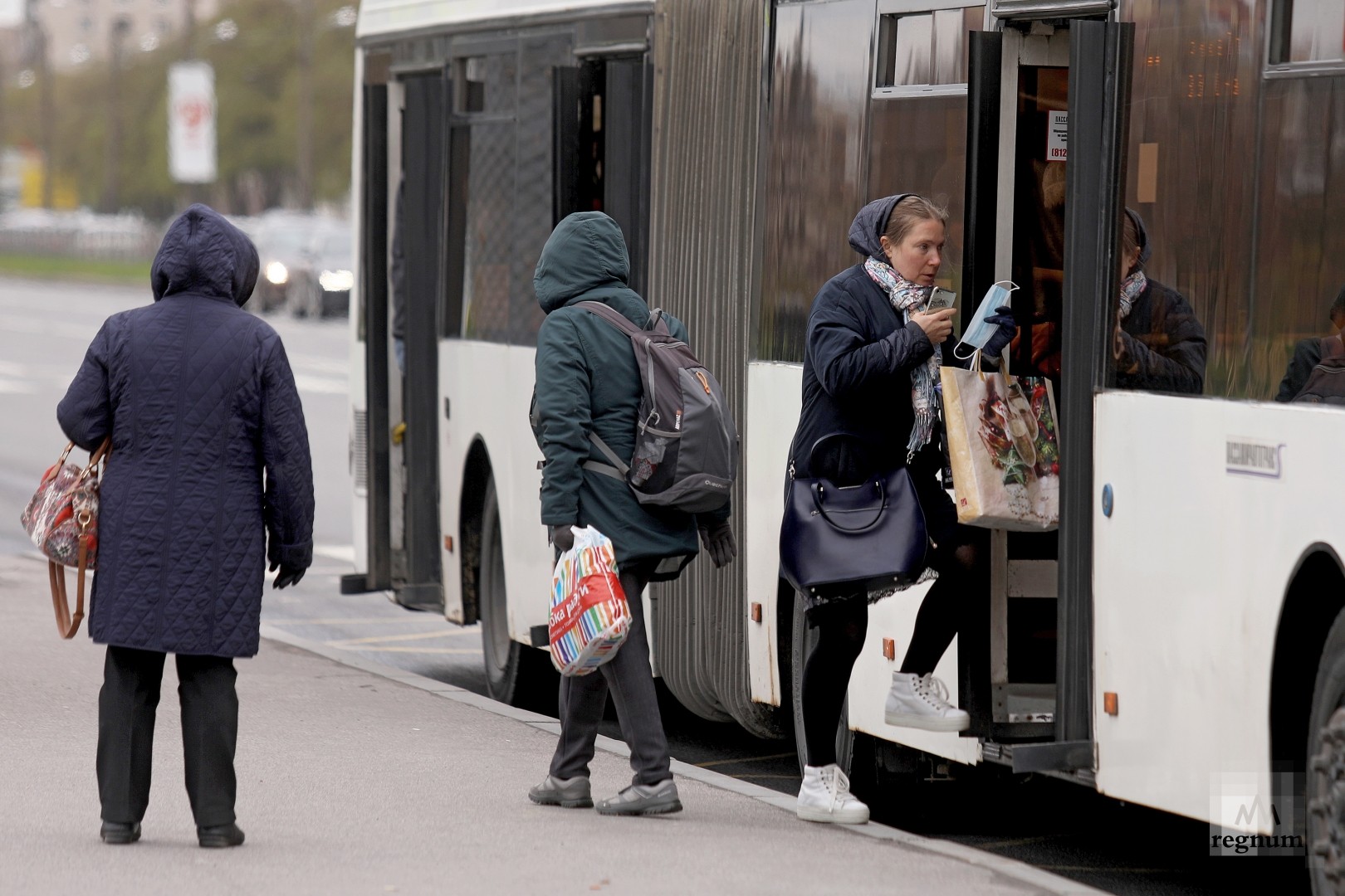 В Петербурге спецбригады поймали 24 пассажира без масок