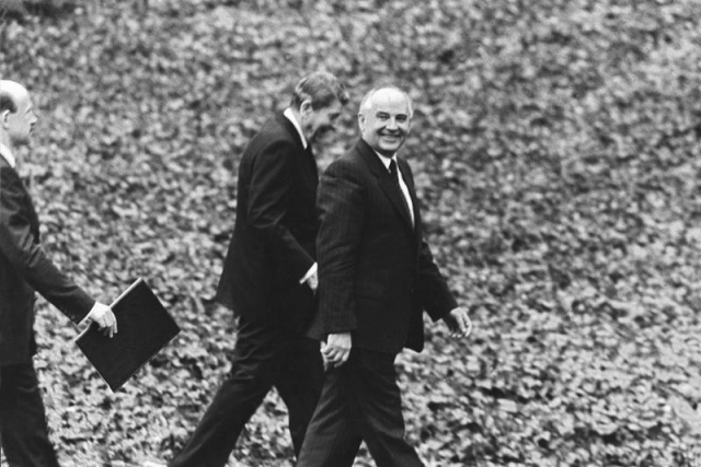 Прогулка в саду Белого дома. Рональд Рейган и Михаил Горбачев. 1987