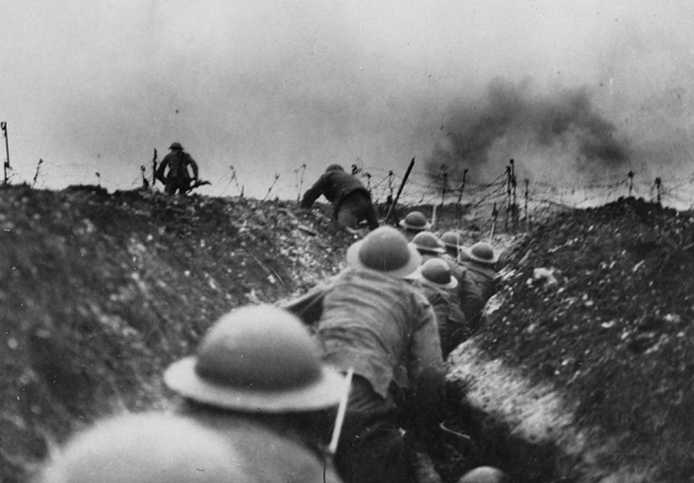 Британские военные на поле боя во время Первой мировой войны