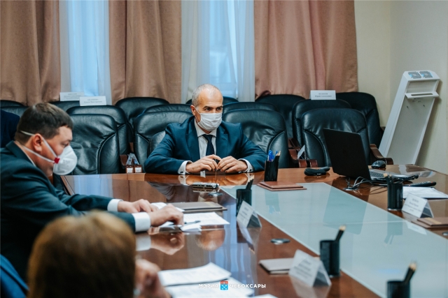 Алексей Ладыков защищает перед конкурсной комиссию программу социально-экономического развития Чебоксар