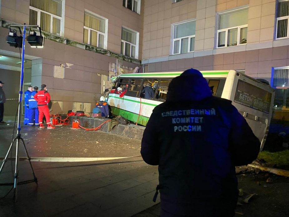 После наезда автобуса на здание в Великом Новгороде возбуждено дело
