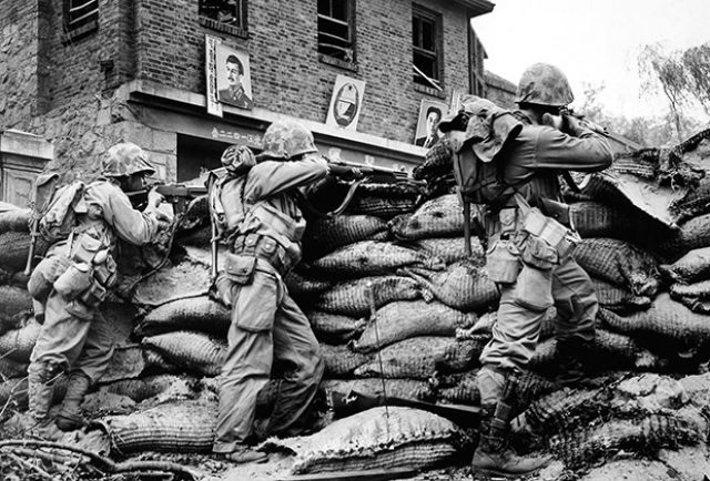 Американские солдаты  ведут огонь из-за баррикад в Сеуле (Южная Корея), 1950 год