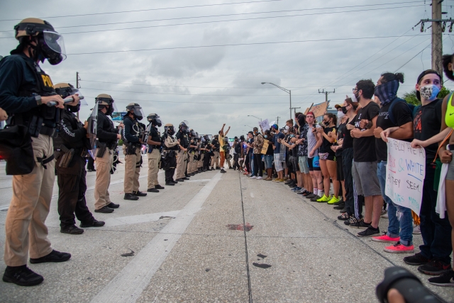 Полиция и протестующие в США