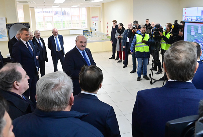 Лукашенко: Конституцию не напишешь в СИЗО и на улице