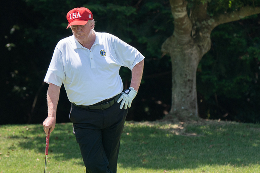Трамп второй день подряд поехал играть в гольф