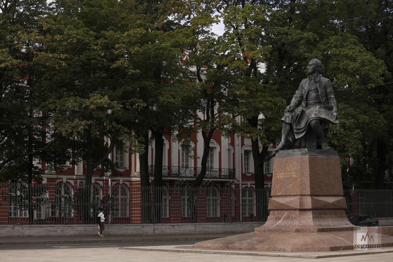 Профессор санкт петербургского университета. Санкт-Петербургский государственный университет Ломоносов. Статуи у госуниверситета Санкт- Петербург.