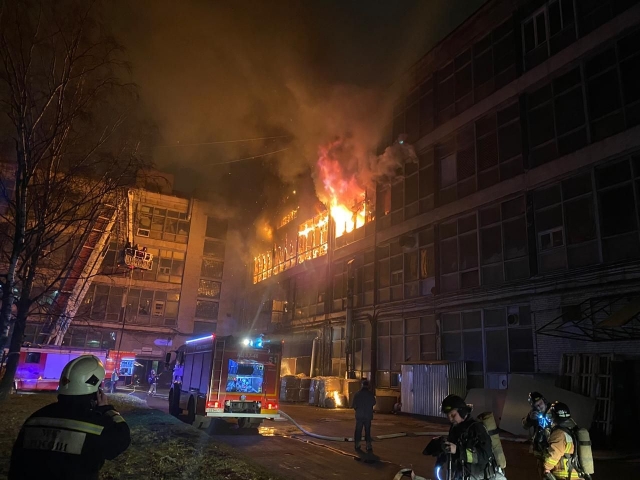 Тушить горящий завод в Петербурге прибыл пожарный поезд