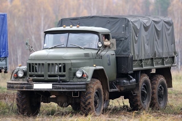 Грузовик ВСУ протаранил легковой автомобиль в Донбассе