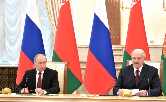 Владимир Путин с Президентом Белоруссии Александром Лукашенко на заседании Высшего Государственного Совета Союзного государства 