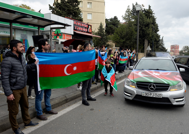 Жители Баку празднуют «захват города Шуша». 8 ноября 2020 года