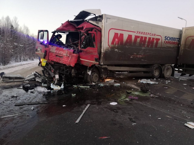 В Тюменской области в лобовом столкновении грузовиков погиб человек