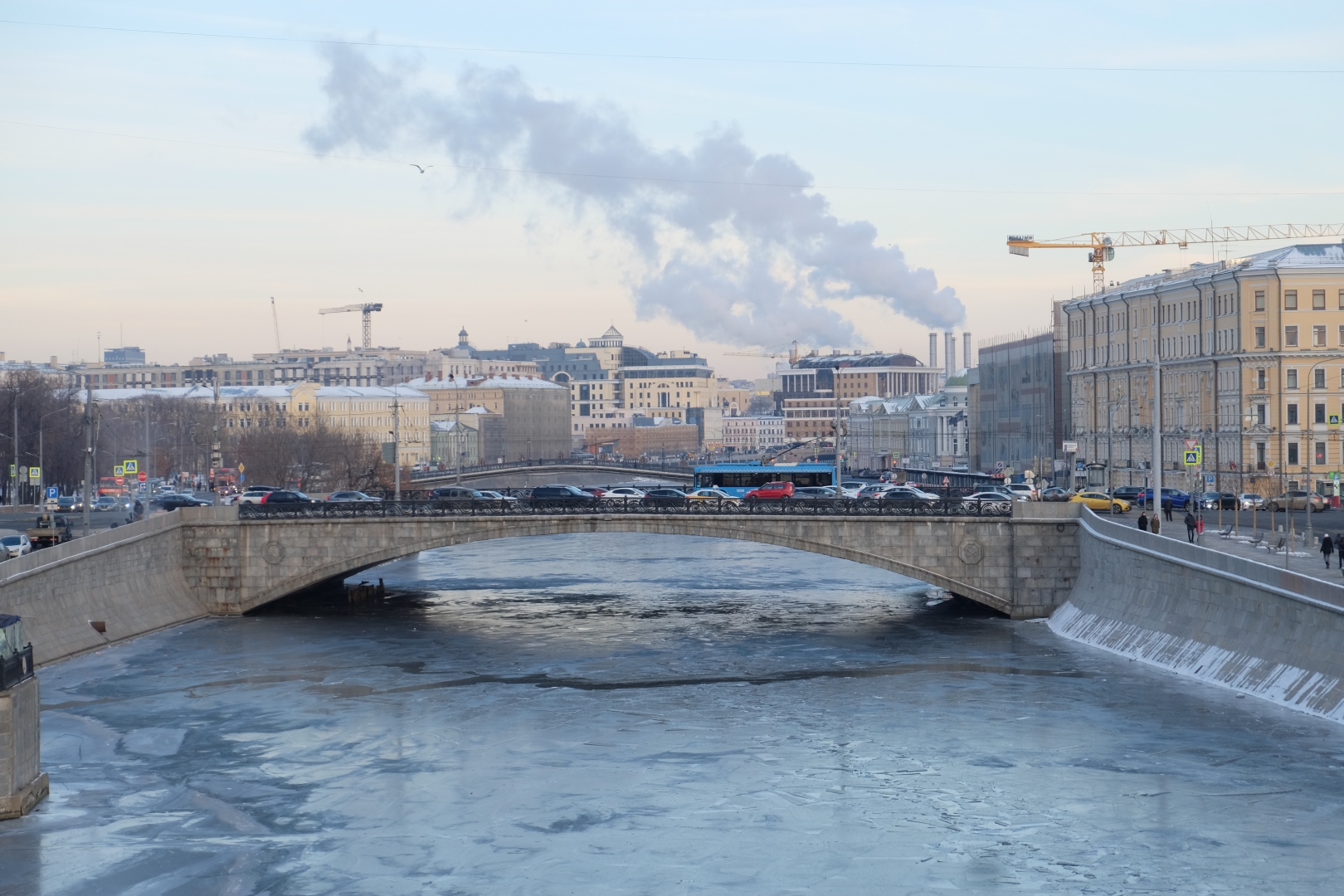 Около 0. Москва зима 2009. Первый снег в Москве 20.10.2020. Фото Москвы ноябрь 2020. 2009 Год зима.