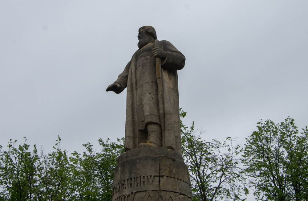 Сусанин кострома. Иван Сусанин памятник. Памятник Ивана Сусанина в Костроме. Иван Сусанин Кострома. Памятник Ивану Сусанину в Сусанино.