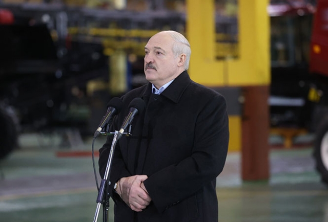 Александр Лукашенко во время общения с работниками предприятия, 20 ноября 2020 года