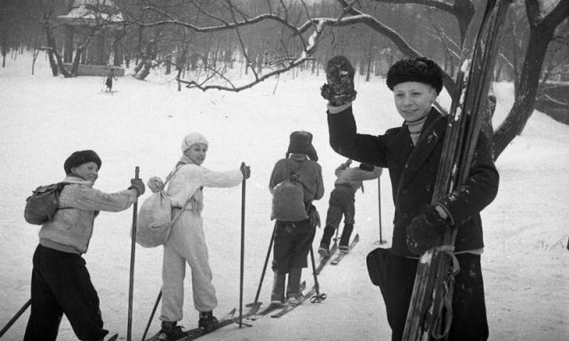 На занятиях лыжным спортом. 1946