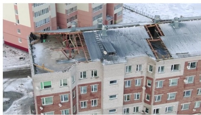 В Ненецком АО ветер сорвал крышу с четырехэтажного дома