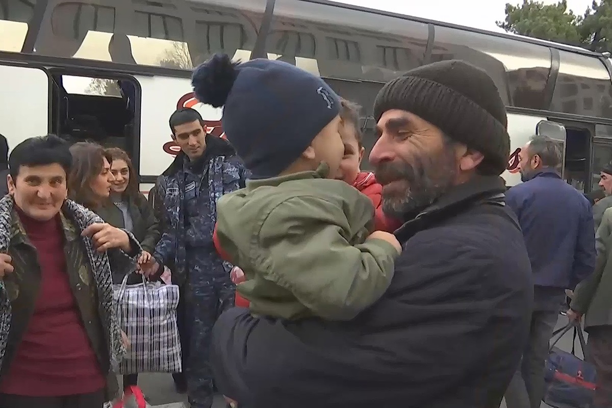 Российские миротворцы сопроводили в Степанакерт 1,3 тыс беженцев за сутки