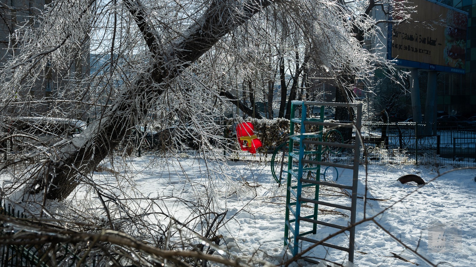 Фото качели на площадке