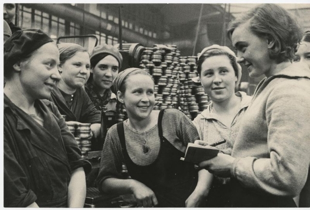 Работницы Первого государственного подшипникового завода (ГПЗ-1). 1932