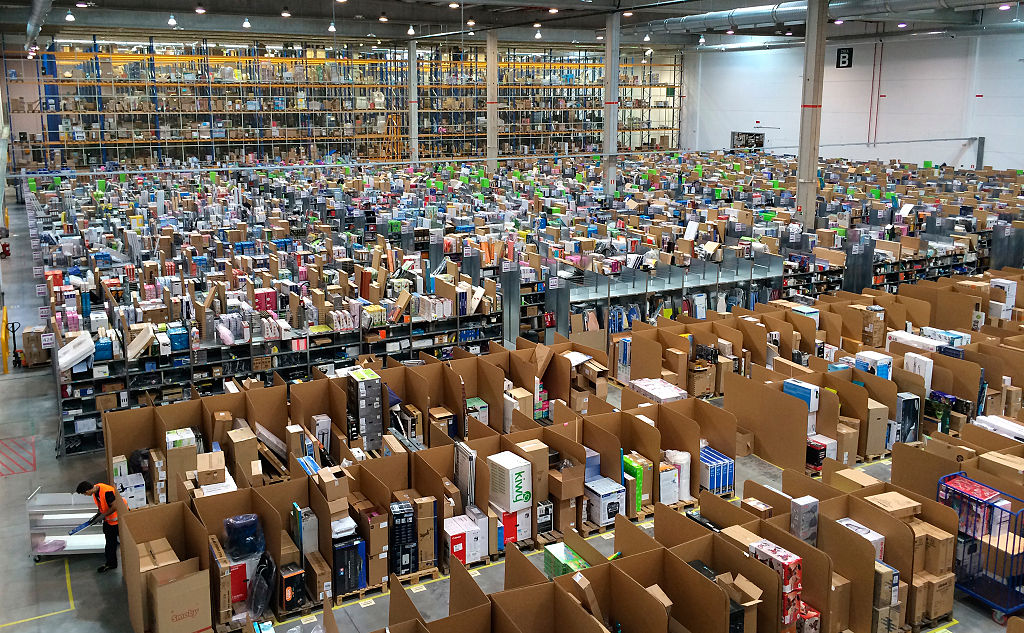 Amazon потратит $500 млн на праздничные бонусы сотрудникам