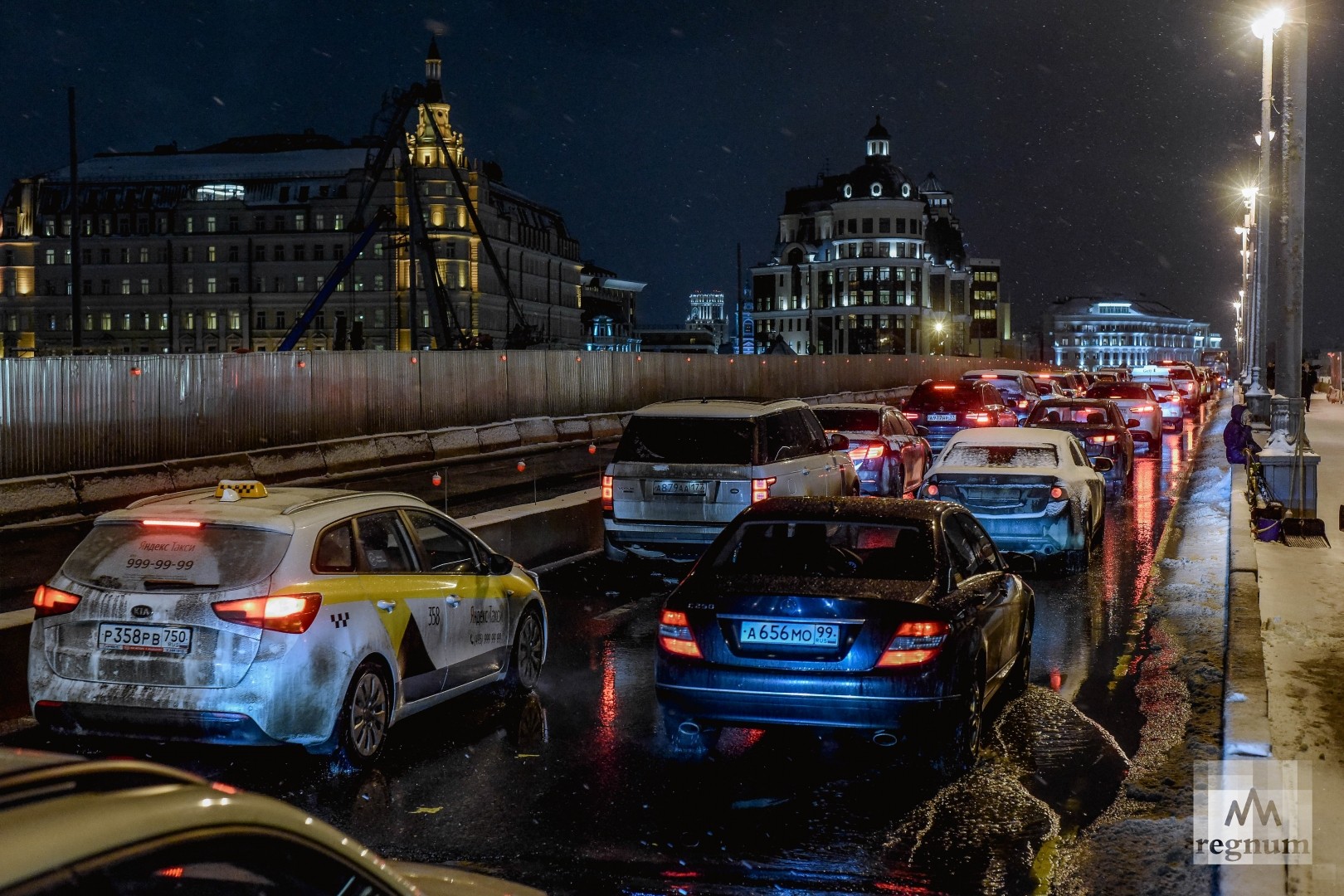 Дептранс Москвы предупредил водителей о вечерних пробках