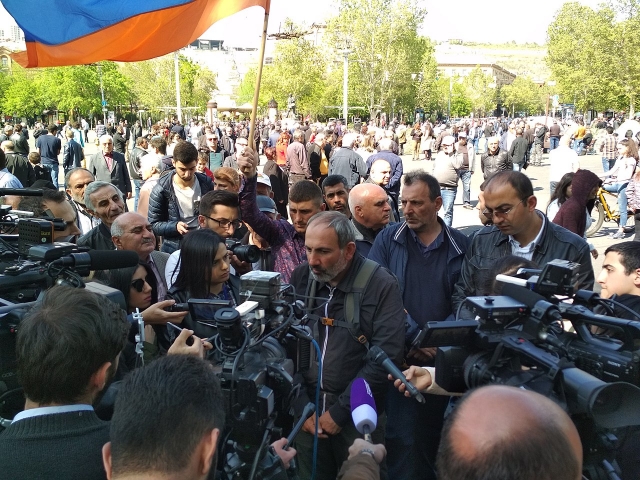 Никол Пашинян с протестующими 15 апреля 2018 